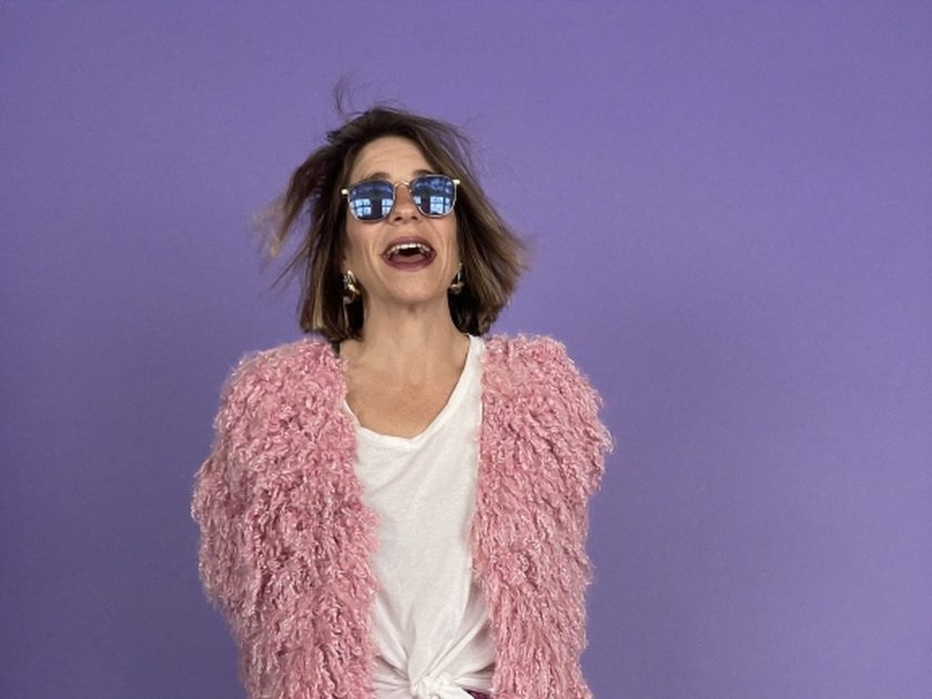 Julieta Bolullo de pie sobre fondo morado