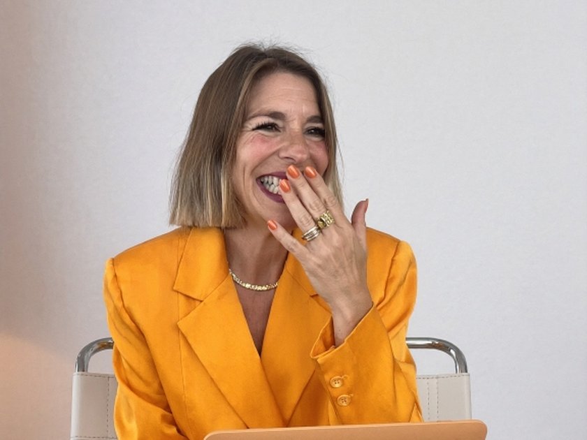 Julieta Bolullo riéndose con el portátil en las rodillas