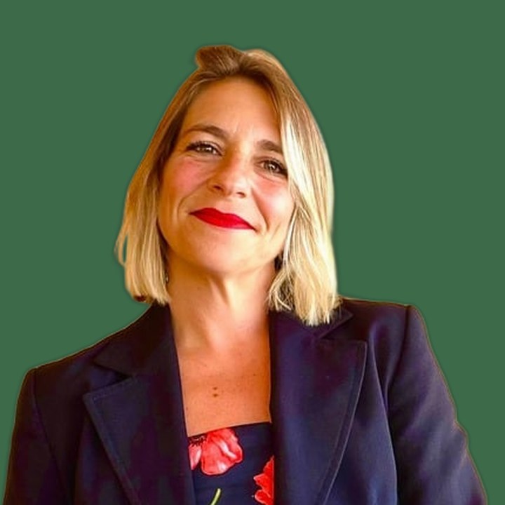 Julieta Bolullo, sonriendo, con americana azul marino